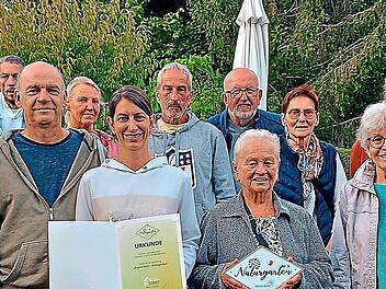 Unser Bild entstand bei der &Uuml;bergabe der Urkunden und Plaketten im Garten von Familie Albert in Wirmsthal. Es zeigt den Vorsitzenden des Kreisverbandes f&uuml;r Gartenkultur und Landespflege Markus Stockmann (links), die Bewerter und alle ausgezeichnet...
