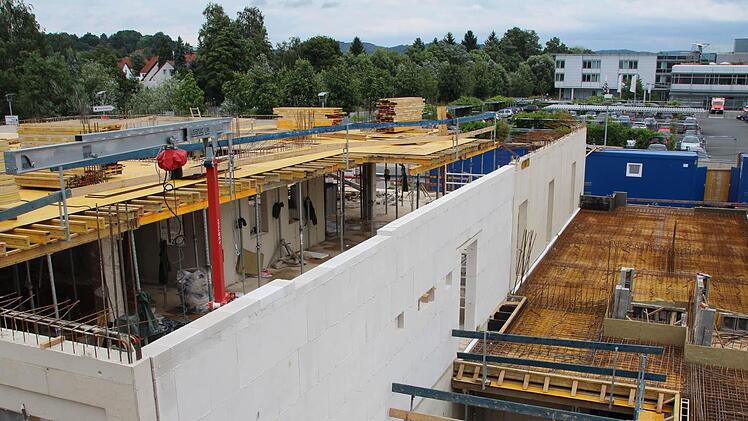 Blick vom Kran auf den Rohbau: Derzeit  erfolgen die   Vorbereitungen, um die nächste Geschossdecke zu betonieren.  Foto: Andreas Oswald