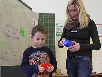 Anfassen, ausprobieren, aktiv sein und Lernmaterialien testen - das macht Nils Stocker Spaß. Foto: Sonja Adam