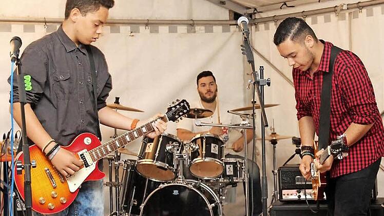 Die drei Scheidel-Brüder Justin, Julian und Jannick aus Höchstadt sind "J-Rock" und machen seit ihrer Kindheit Musik.  Foto: Johanna Blum