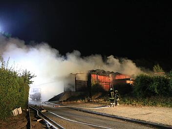 Die Feuerwehr bekämpfte den Brand in Bad Staffelstein noch bis in den darauffolgenden Morgen. Foto: Ferdinand Merzbach, NEWS5