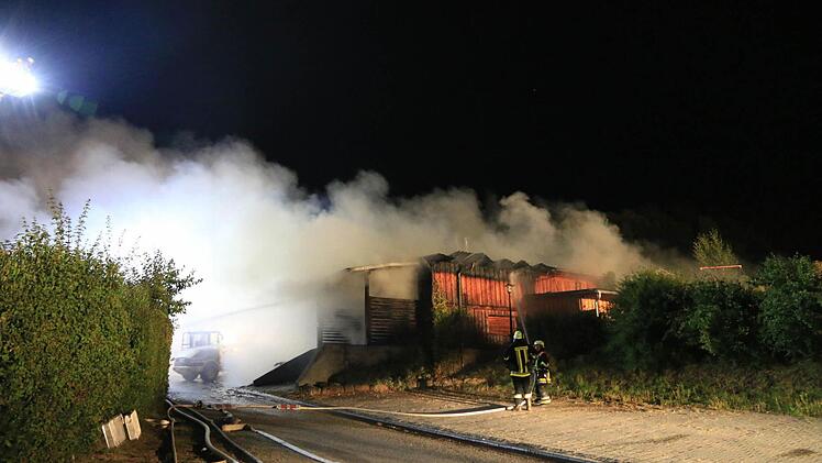 Die Feuerwehr bekämpfte den Brand in Bad Staffelstein noch bis in den darauffolgenden Morgen. Foto: Ferdinand Merzbach, NEWS5
