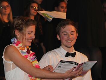 Allroundtalent Peer Marosky (rechts) und Pianistin Viola Zettelmeier ist ihre Begeisterung ins Gesicht geschrieben.