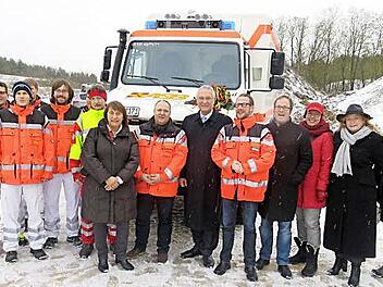 Joachim Herrmann (6. v. r.) mit Erlangens OB Florian Janik (4. v. r.), der stellvertretenden Landr&auml;tin Gabriele Klau&szlig;ner (8. v. r.), der Landtagsabgeordneten Gabi Schmidt (2. v. r.), dem ASB-Regionalverbands-Vorsitzenden Dirk Goldenstein (5. v. r.), Gesch&auml;ftsf&uuml;hrer J&uuml;rgen Seiermann (7. v. r.), dem stellvertretenden ASB-Regionalverbands-Vorsitzenden Christian St&ouml;cker und einigen Mitarbeitern vor dem neuen hochgel&auml;ndeg&auml;ngigen Rettungswagen auf Unimogbasis  Foto: Henning N&uuml;rnberg