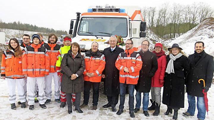 Joachim Herrmann (6. v. r.) mit Erlangens OB Florian Janik (4. v. r.), der stellvertretenden Landrätin Gabriele Klaußner (8. v. r.), der Landtagsabgeordneten Gabi Schmidt (2. v. r.), dem ASB-Regionalverbands-Vorsitzenden Dirk Goldenstein (5. v. r.), Geschäftsführer Jürgen Seiermann (7. v. r.), dem stellvertretenden ASB-Regionalverbands-Vorsitzenden Christian Stöcker und einigen Mitarbeitern vor dem neuen hochgeländegängigen Rettungswagen auf Unimogbasis  Foto: Henning Nürnberg