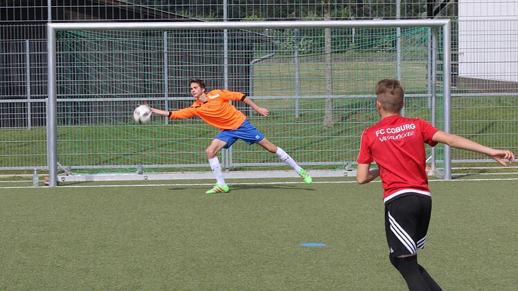 Spannende Szenen gab es beim Freundschaftsspiel zwischen dem FC Coburg Vestekicker und einer Mannschaft des FC FED OL&Eacute; mit Kindern, Jugendlichen und Erwachsenen mit Behinderung. Foto: Wolfgang Desombre