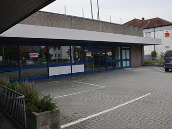 In den  ehemaligen  Ezo-Markt  kehrt neues Leben ein. Bernhard Panzer