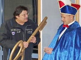 Bürgermeister Hans Pietz (l.) und sein Stellvertreter Wolfgang Förtsch hatten aufgrund der anrückenden närrischen Übermacht keine andere Wahl, als Rathausschlüssel und Gemeindekasse an das Prinzenpaar der Dolonia-Faschingsgesellschaft Pressig zu übergeben.  Foto: Veronika Schadeck