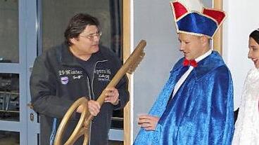 Bürgermeister Hans Pietz (l.) und sein Stellvertreter Wolfgang Förtsch hatten aufgrund der anrückenden närrischen Übermacht keine andere Wahl, als Rathausschlüssel und Gemeindekasse an das Prinzenpaar der Dolonia-Faschingsgesellschaft Pressig zu übergeben.  Foto: Veronika Schadeck