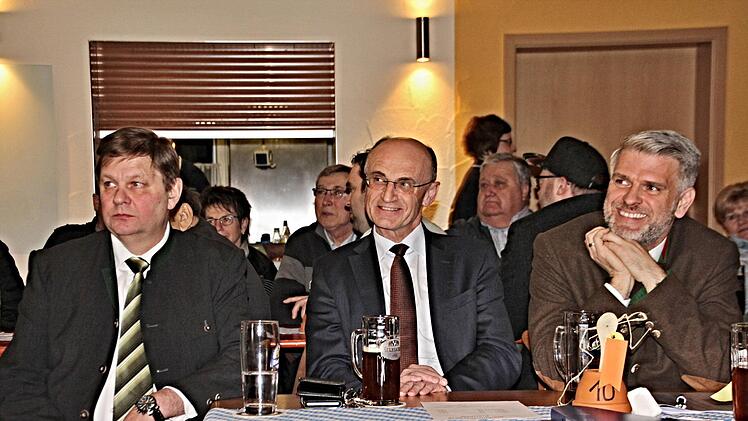 Rupert Fichtner, Vorsitzender des CSU-Ortsverbands Maroldsweisach, Landrat Wilhelm Schneider und MdL Steffen Vogel (v. l.)