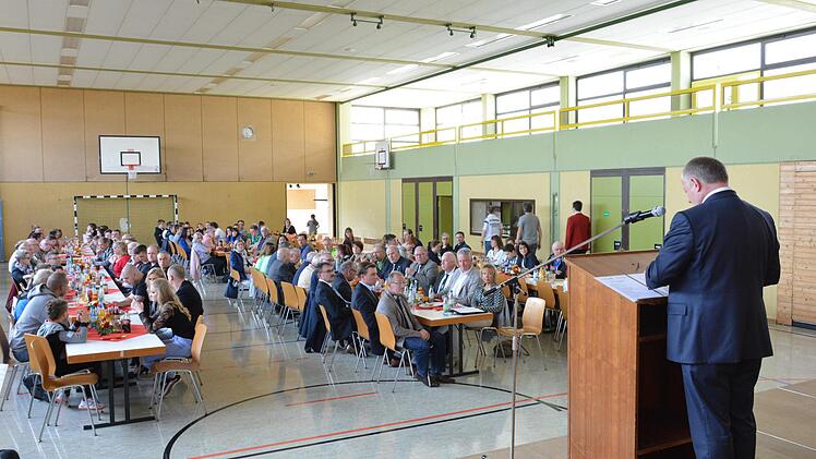 Landrat Thomas Bold hie&szlig; die zahlreichen Sportlerinnen und Sportler in Rannungen willkommen.