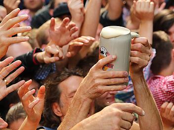 Auf der Bergkirchweih ging es auch am Pfingstmontag hoch her: Kein Wunder, das Wetter war gut und das Bier stark. Foto: Daniel Karmann, dpa