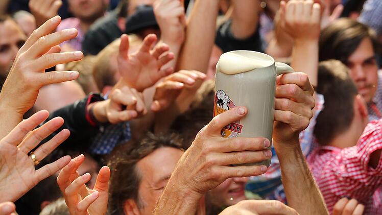 Auf der Bergkirchweih ging es auch am Pfingstmontag hoch her: Kein Wunder, das Wetter war gut und das Bier stark. Foto: Daniel Karmann, dpa