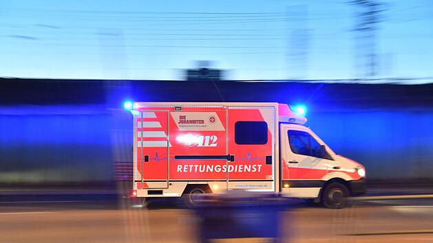 Die beim Unfall verletzten Menschen wurden zur Behandlung in ein Krankenhaus gebracht. Symbolfoto: Boris Roessler/dpa