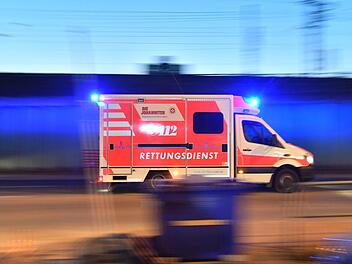 Die beim Unfall verletzten Menschen wurden zur Behandlung in ein Krankenhaus gebracht. Symbolfoto: Boris Roessler/dpa