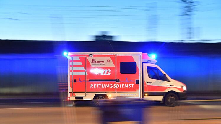 Die beim Unfall verletzten Menschen wurden zur Behandlung in ein Krankenhaus gebracht. Symbolfoto: Boris Roessler/dpa