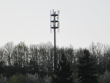 Funkmasten zur schnellen Kommunikation sprießen aktuell aus dem Boden. In Fuchsstadt wird der Mast allerdings zum Ärgernis.    Foto: Winfried Ehling