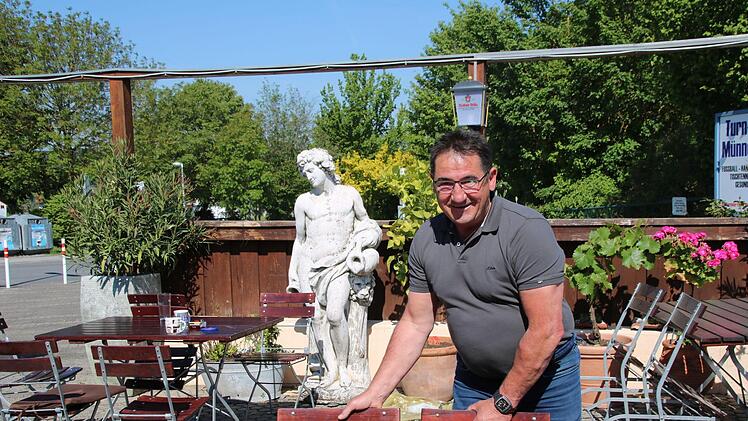Ilias Siafakas richtet den Biergarten der Gaststätte "Meteora" für die strengen Hygieneregeln her. Ab Dienstag ist er wieder geöffnet. Thomas Malz