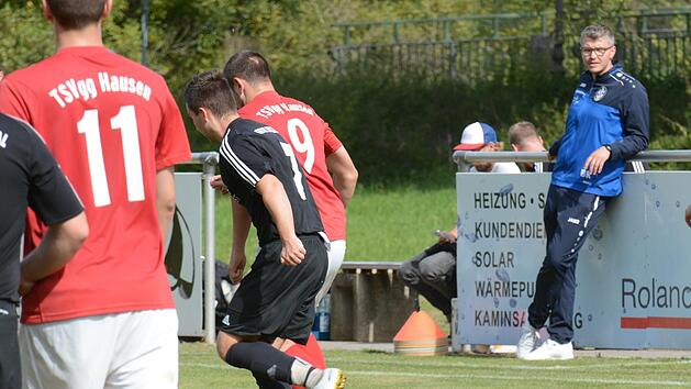 Als Trainer der SG Euerdorf/Sulzthal II stand Bastian Knauer (rechts am Spielfeldrand) nicht so sehr im Fokus der Rh&ouml;ner Fu&szlig;ball-Welt. Das wird sich als neuer Coach des Kreisligisten SV Ramsthal &auml;ndern. Foto: ssp