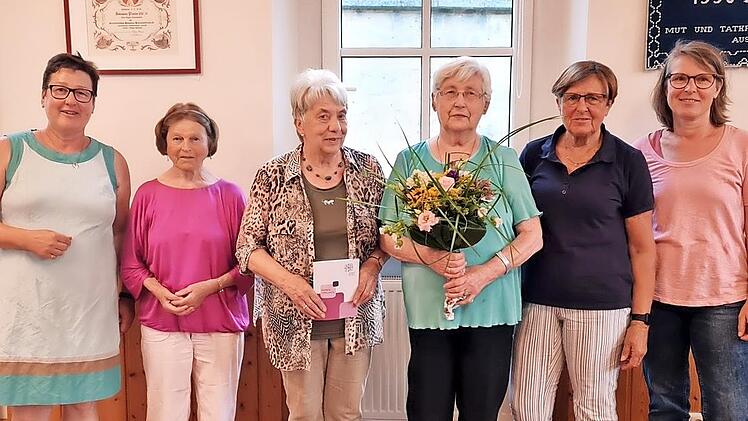 Mit Blumen und Dankurkunden bedachte der Frauenbund H&ouml;chstadt seine treuen Mitglieder.