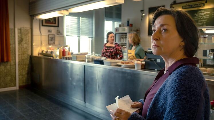 Hilde (Steffi K&uuml;hnert) muss sich abermals Sorgen um ihren Imbiss machen.