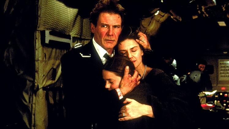 Terroristen kidnappen die Boeing des amerikanischen Pr&auml;sidenten (Harrison Ford) und bedrohen das Leben seiner Frau (Wendy Crewson) und Tochter (Liesel Matthews, Mitte).