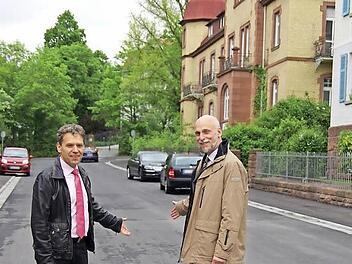 So schnell kann Straßenausbau sein: Thomas Hornung und OB Kay Blankenburg bilanzieren die Maßnahme Von-der-Tann-Straße. Foto: Werner