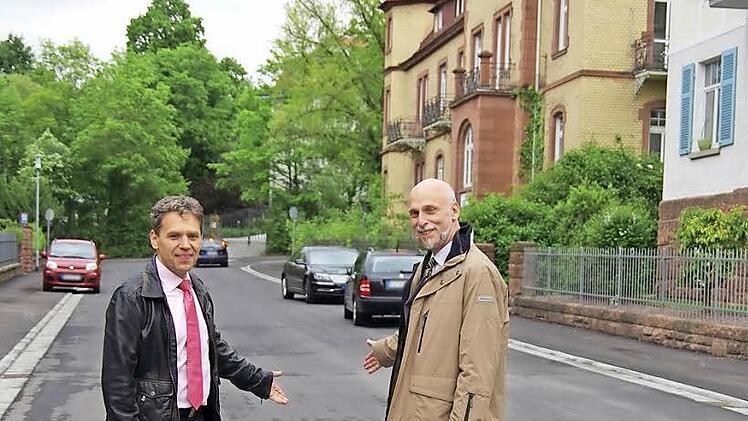 So schnell kann Straßenausbau sein: Thomas Hornung und OB Kay Blankenburg bilanzieren die Maßnahme Von-der-Tann-Straße. Foto: Werner