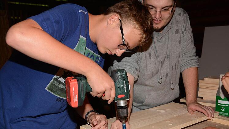 Günstig selbermachen: Holzverkleidungen für die Mörtelkübel, die als Pflanzgefäße dienen. Foto: Dagmar Besand