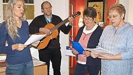 Das neue WMG-Ensemble (v. l.) Regina Urban, Georg Lang (mit Gitarre), Rosi Heinlein und Heidi Hofmann, die die Ausstellung musikalisch mit Marienliedern eröffneten.  Foto: Thomas Weichert