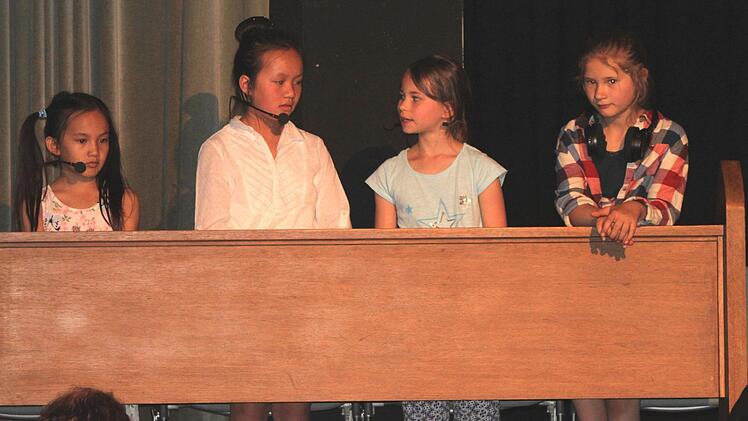 Die Leute beim Austausch über ihren Glauben mit Oma.