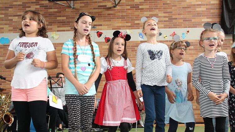 Die Mäuse aus den ersten Klassen trieben Sport und sangen mit. Foto: Stephan Stöckel.