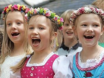 Beim Singen des Heimatliedes gaben die Schüler der Grundschule Kasendorf gemeinschaftlich alles. Fotos: Katharina M;üller-Sanke