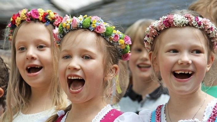 Beim Singen des Heimatliedes gaben die Schüler der Grundschule Kasendorf gemeinschaftlich alles. Fotos: Katharina M;üller-Sanke