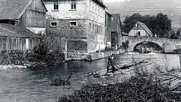 Seit Jahrhunderten ist Unterrodach von der Flößerei geprägt. Unsere Aufnahme entstand auf dem Rodachfluss in den 30er Jahren des vorigen Jahrhunderts.  Repro: Gerd Fleischmann