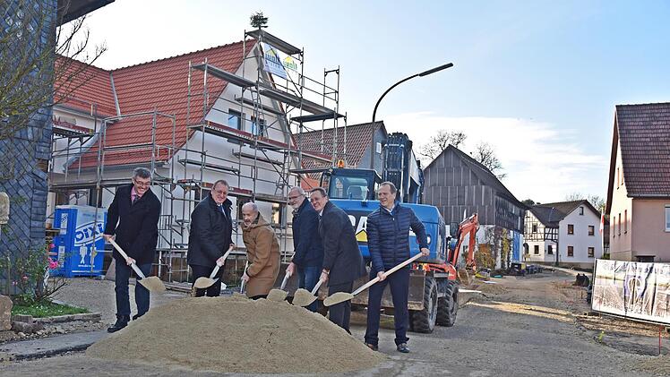 Am Donnerstag erfolgte der offizielle Spatenstich zur Dorferneuerung im Großheirather Gemeindeteil Rossach (von links): Oskar Deglmann (Vorsitzender Teilnehmergemeinschaft), Wolfgang Kießling, MdL Jürgen W. Heike, Gerhard Kanzler (Teilnehmergemeinschaft) und Karl Sporer (Niederlassungsleiter der ausführenden Baufirma Richard Schulz aus Buttenheim). Foto: Gabi Arnold