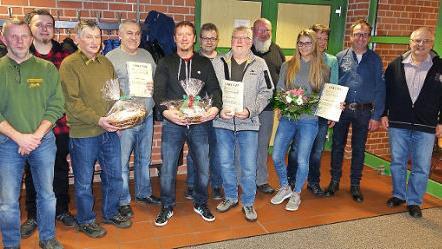 Ein Teil des neuen Vorstands sowie geehrte Mitglieder feiern mit ihrem alten und neuen Vorsitzenden Dieter Geyer (rechts). Foto: Werner Hauber