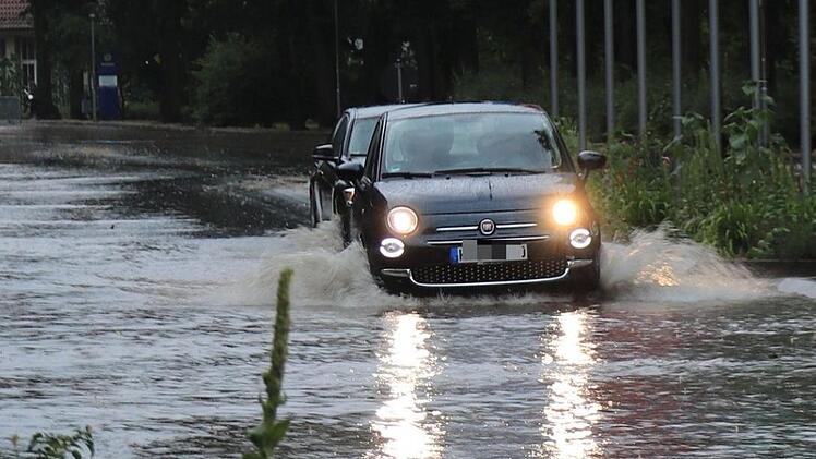 Fahrt durch die Wassermassen - hier in der Pestalozzistraße.