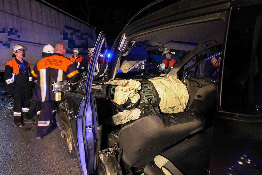 A3: Auto kracht unter Lkw-Anhänger - zwei Schwerverletzte