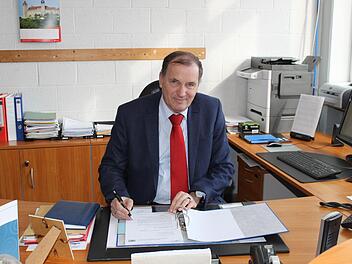 Schulleiter Erhard Herrmann an seinem Arbeitsplatz Foto: Carmen Schwind