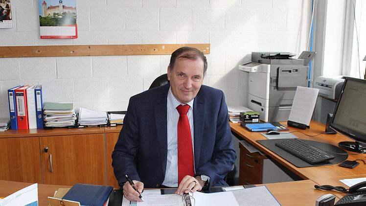 Schulleiter Erhard Herrmann an seinem Arbeitsplatz Foto: Carmen Schwind