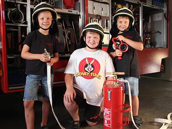 Sie freuen sich riesig auf den Kinderfeuerwehrtag in ihrer Heimatgemeinde. Im Bild von links die "kleinen Löschmeister" Paul Wunder, Reiner Göppner und Paul Wich Veronika Schadeck