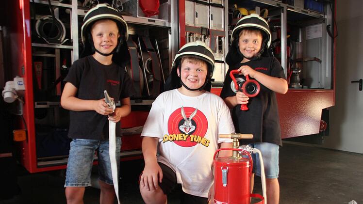 Sie freuen sich riesig auf den Kinderfeuerwehrtag in ihrer Heimatgemeinde. Im Bild von links die "kleinen Löschmeister" Paul Wunder, Reiner Göppner und Paul Wich Veronika Schadeck