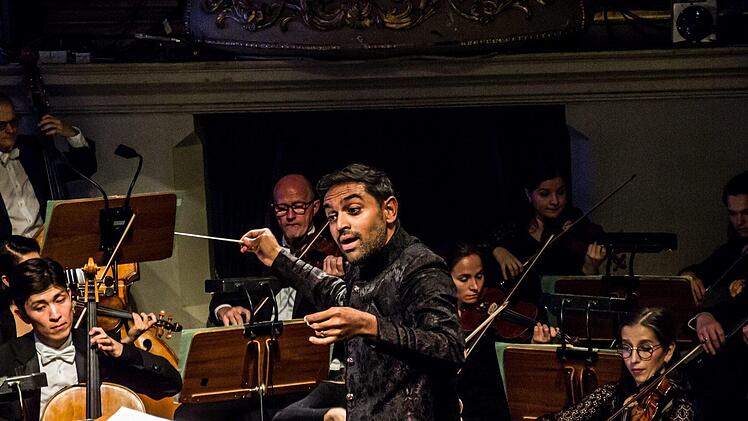 Reichlich Beifall gab es für GMD-Aspirant Harish Shankar und den Solisten Markus Riepertinger im Landestheater.Jochen Berger