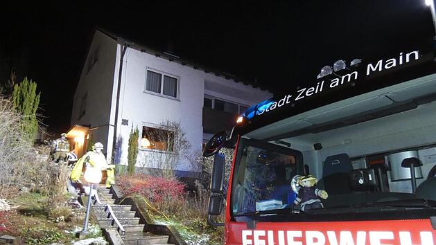 Zu einem Zimmerbrand in diesem Wohnhaus in Schmachtenberg wurden die Feuerwehren aus Zeil, Schmachtenberg und Ziegelanger alarmiert. Eine 86 Jahre alte Frau wurde leicht verletzt.Christian Licha
