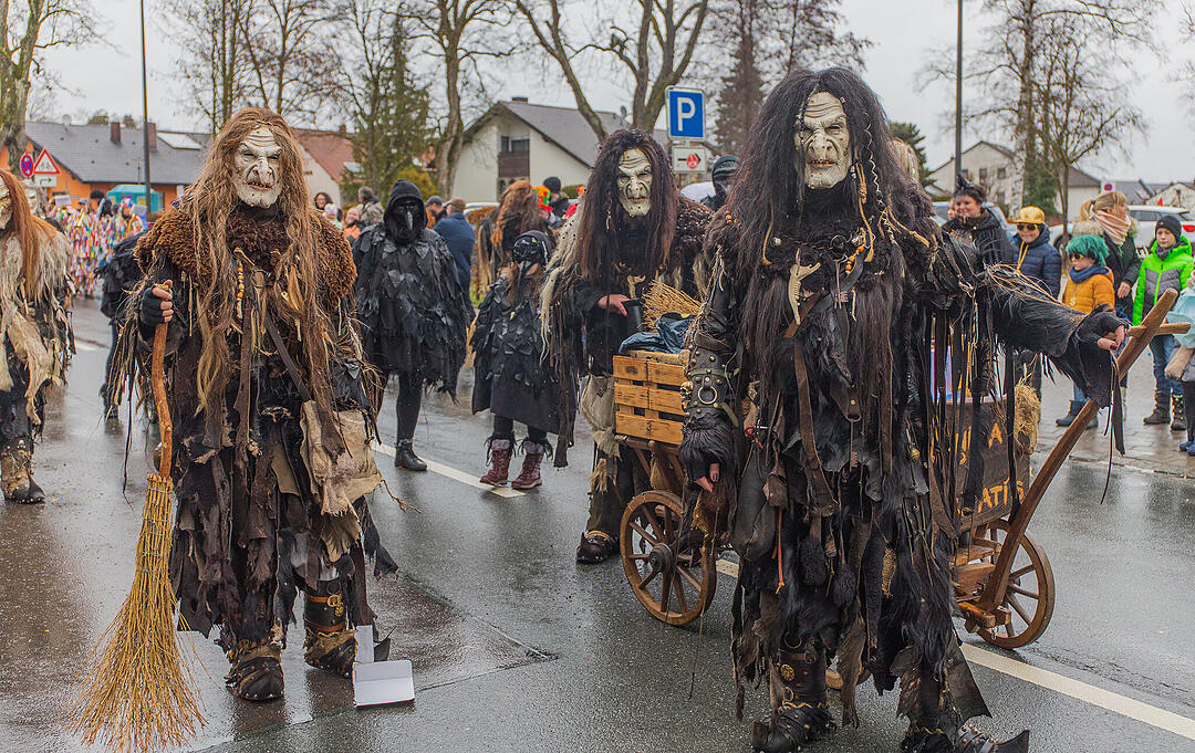 Buntes Faschingstreiben begeistert groß und klein.
