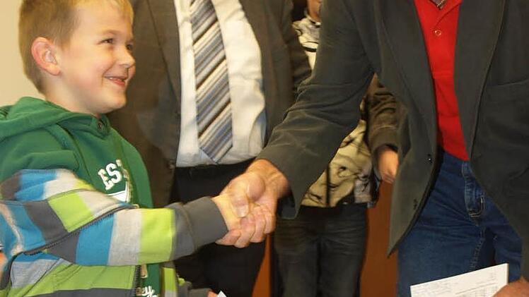 Urkunde für den jüngsten Teilnehmer: Jonas Losert (links) erhält von Gerhard Fischer die Auszeichnung (rechts); im Hintergrund Bürgermeister Siegfried Erhard.  Foto: Stefan Geiger