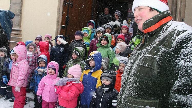 Pfarrerin Katrin Klinger hat einiges an Schnee abbekommen.