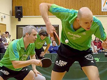 Die Wohlbacher Tischtennisspieler dürfen sich über späte Punkte freuen. Das Sportgericht hat das umstrittene Spiel gegen Ottenau mit 8:7 für den TTC gewertet. - Im Vordergrund Teamkapitän Marc Seidler mit Doppelpartner Yevgenij Christ; im Hintergrund Gregor Clemens Förster und Manager Hubert Becker. Foto: Höchstädter