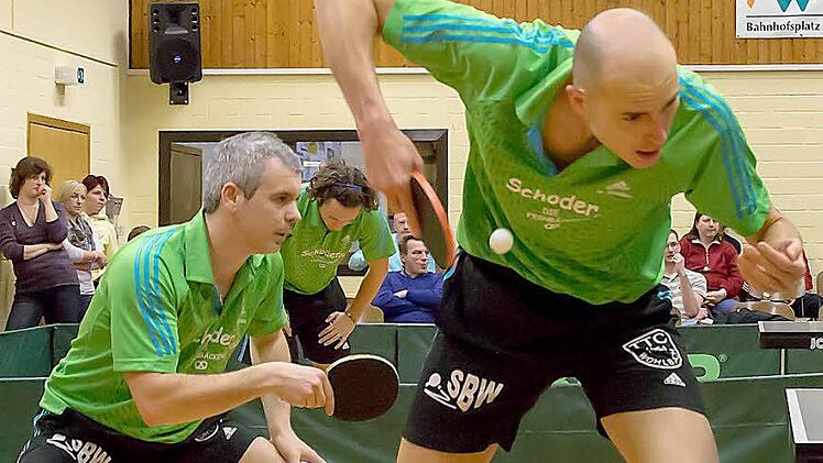 Die Wohlbacher Tischtennisspieler dürfen sich über späte Punkte freuen. Das Sportgericht hat das umstrittene Spiel gegen Ottenau mit 8:7 für den TTC gewertet. - Im Vordergrund Teamkapitän Marc Seidler mit Doppelpartner Yevgenij Christ; im Hintergrund Gregor Clemens Förster und Manager Hubert Becker. Foto: Höchstädter